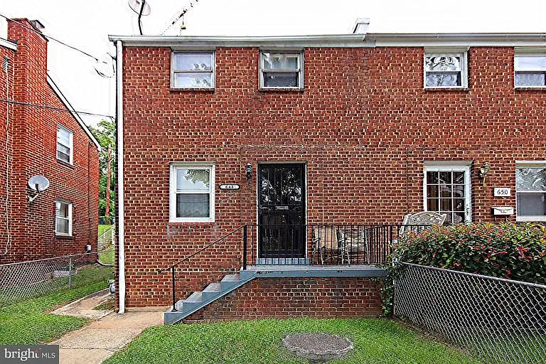 648 Burns St SE photo 1