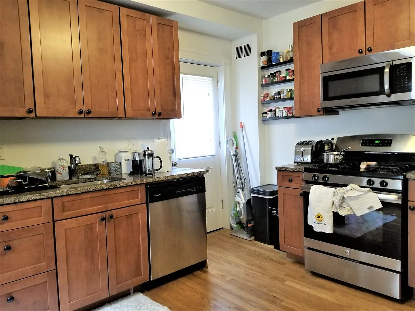 No Broker Fee! Wow! 2 Level 3 Bed In Brighton Center Avail For A 9/1 Move-In — Photo 1