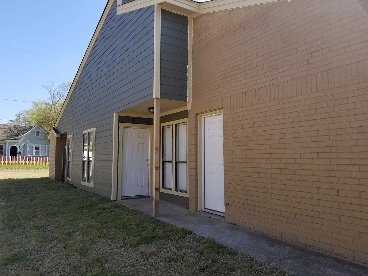 TH6 Front_03202018 - 120 E Denman Ave