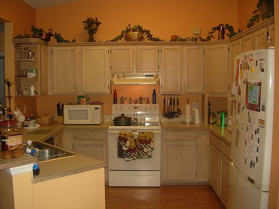 Kitchen (update done) Now has over the range microwave