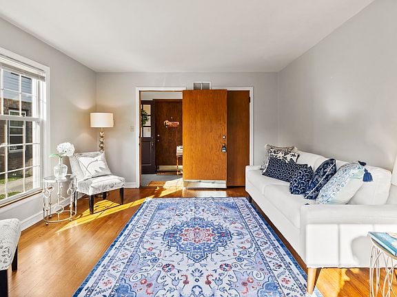 Living room to entryway