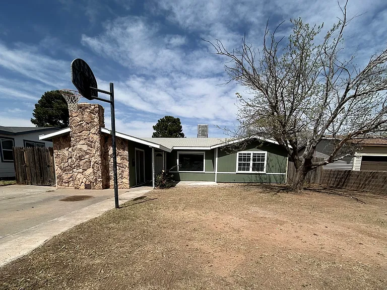 1202 W 20th St — Photo 1