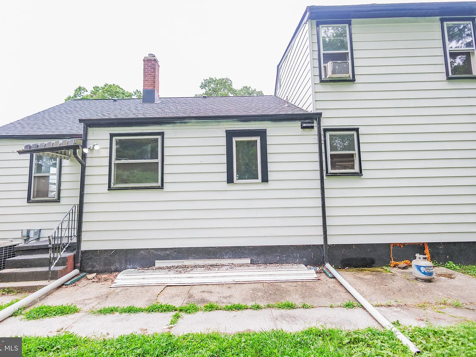 4 bed, 2.0 bath, 1908 sqft, $2,700 — Photo 2