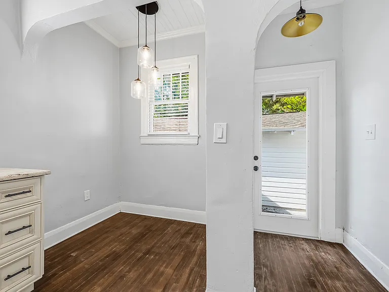 702 W Warren Ave — Photo 8