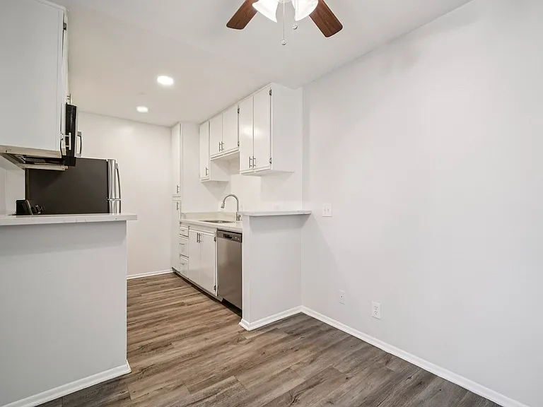 6310 Sylmar Ave — Photo 41