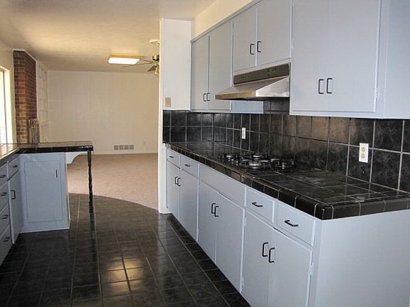 4th image of 2410 Camarie Ave