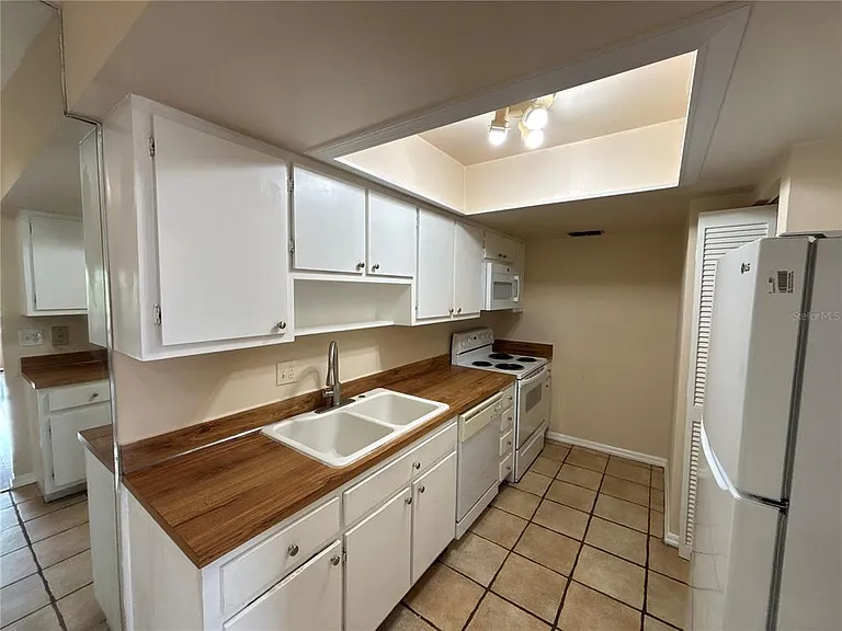 5169 Vineland Rd #B208 — Photo 4