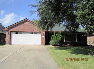 825 Manor Dr, Angleton, TX 77515