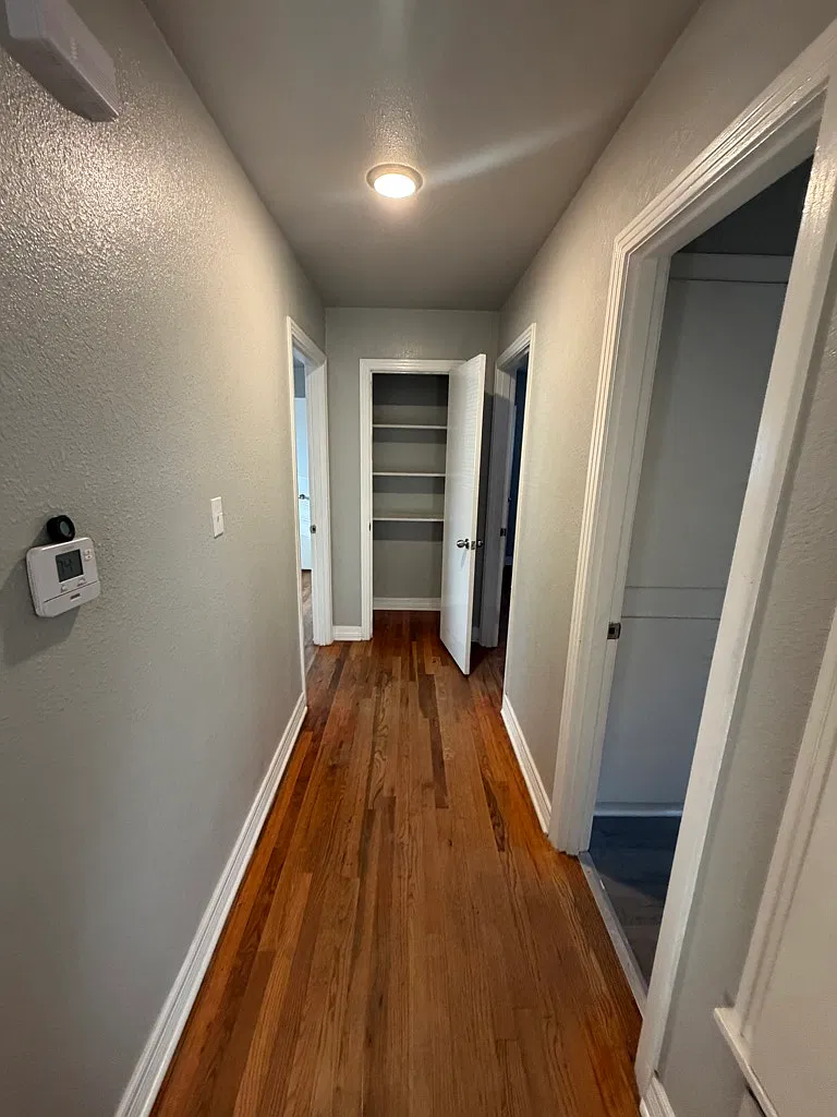 Charming 3-Bed House with Central A/C and Fenced Yard — Photo 3