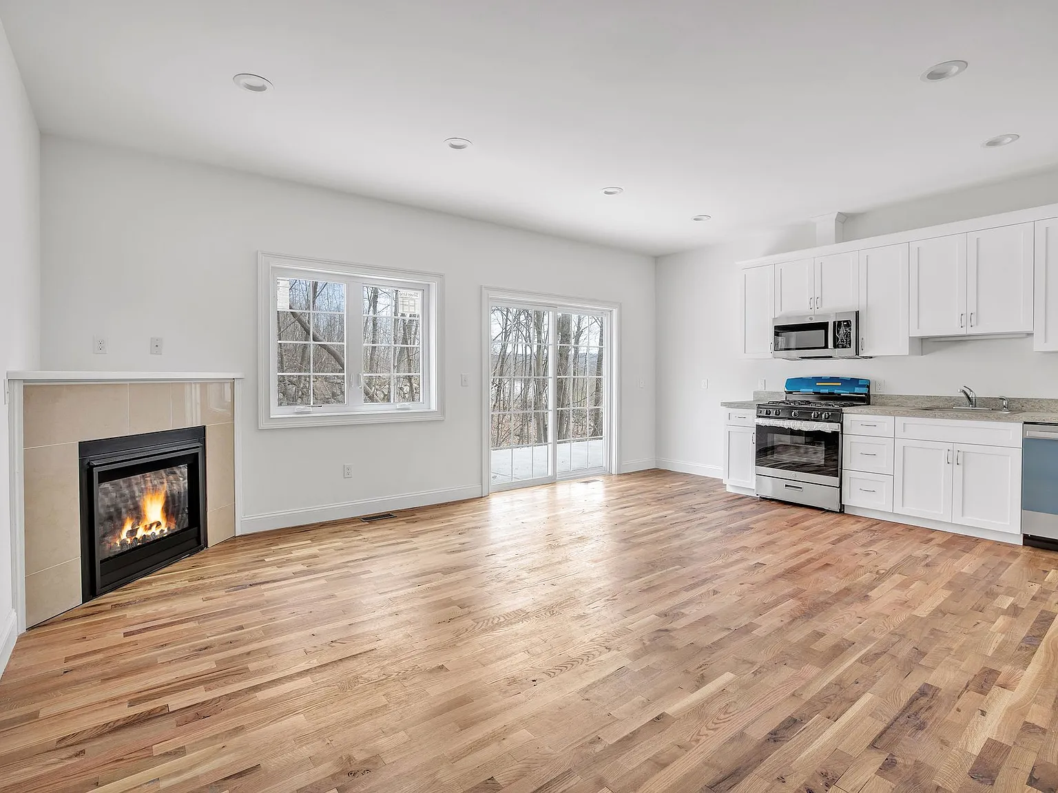2 bed, 2.5 bath, 1450 sqft, $2,300 — Photo 3