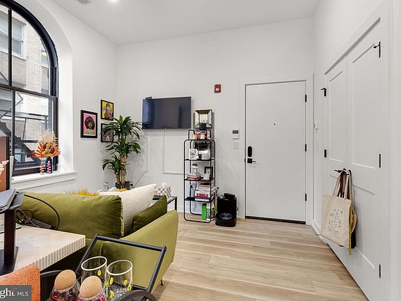 5th image of 1415 Locust St #204