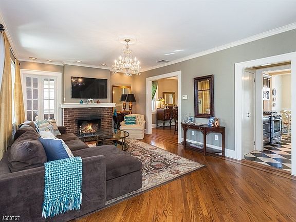 4th image of 325 Gregory Ave