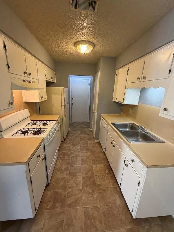 2 bed, 1.0 bath, 861 sqft, $1,400 — Photo 4