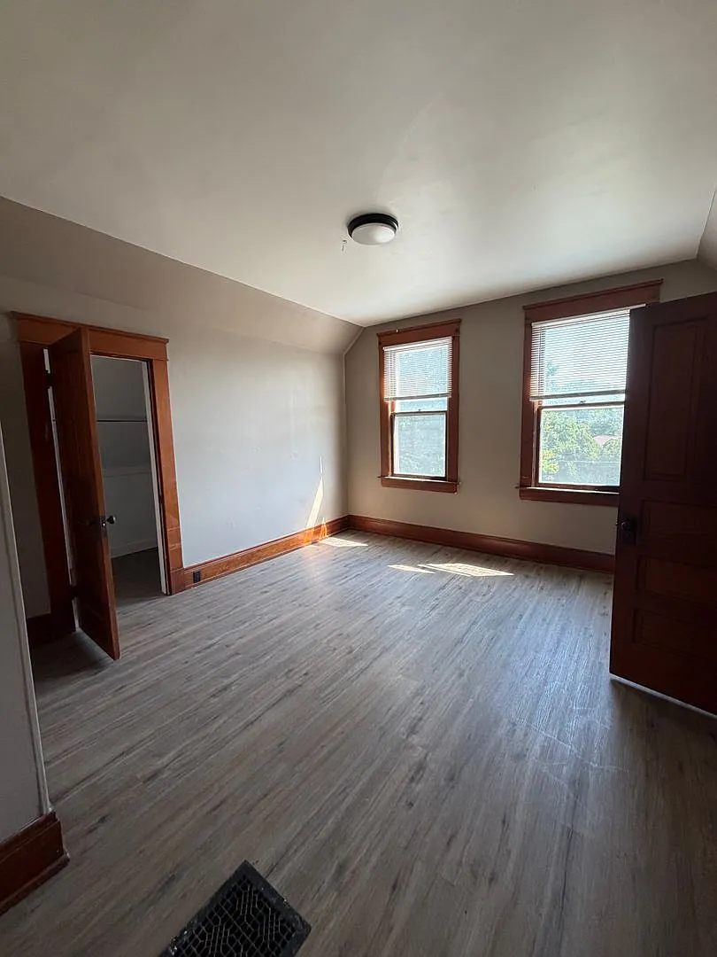 Newly Renovated 3-bedroom 1.5 bath home. Centrally located. — Photo 2