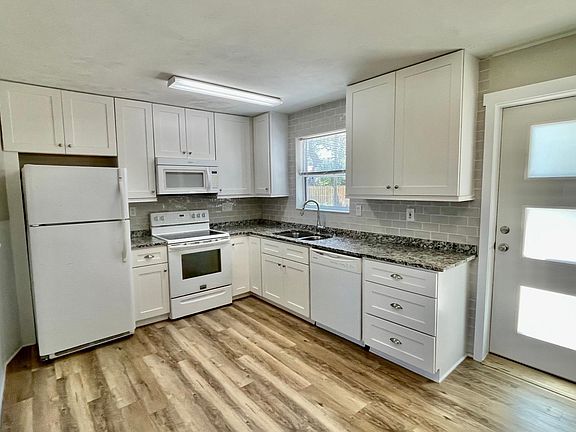 3rd image of 200 Palm Dr