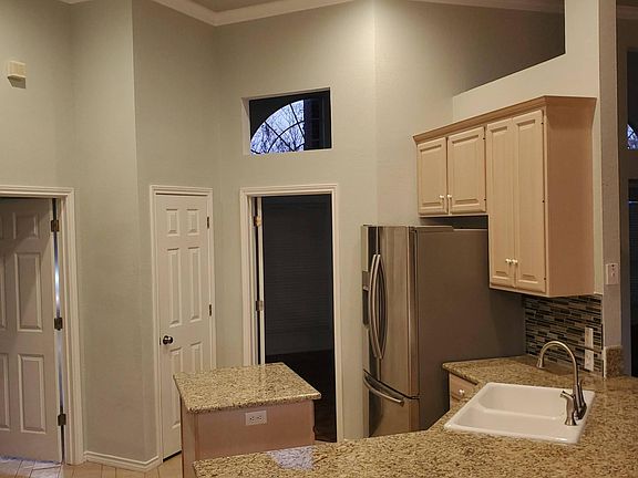 Kitchen 3 - Stainless fridge included