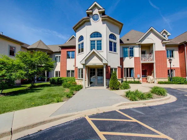 17490 Crest Hill Dr, Brookfield, WI 53045