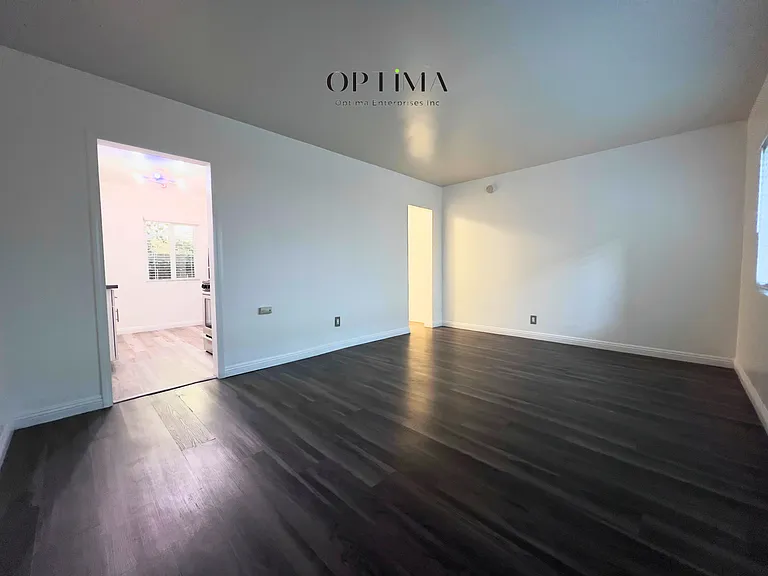 1111 Daisy Avenue — Photo 2