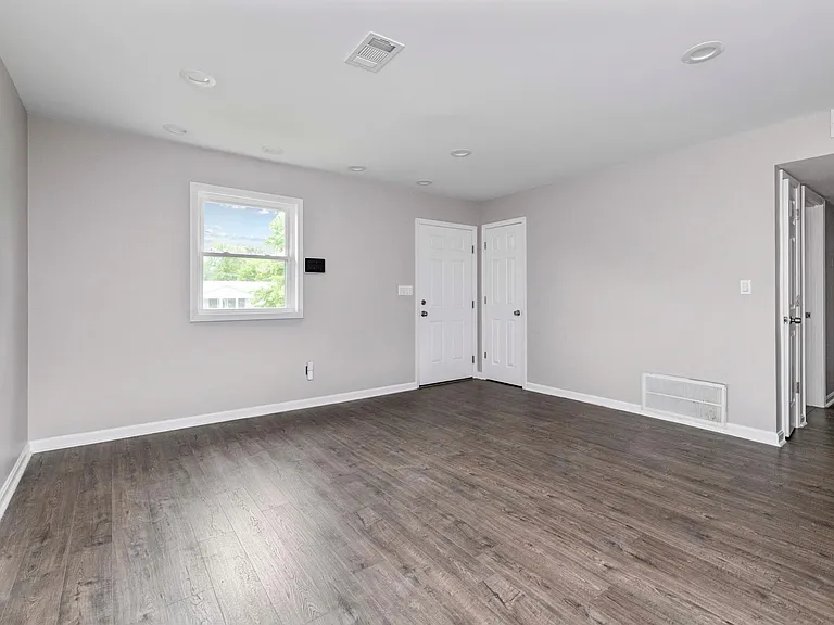 1520 Thames Dr — Photo 13