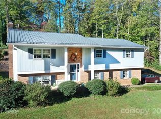 6905 Northlake Dr, Hickory, NC 28601