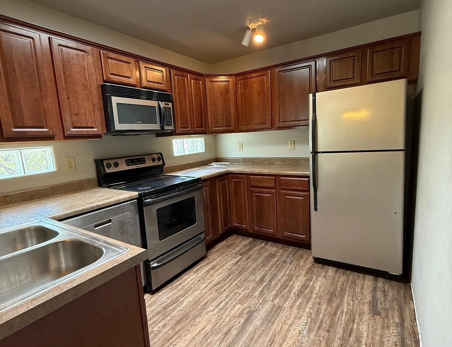 2 bed, 2.0 bath, 1000 sqft, $1,300 — Photo 2