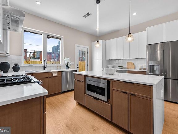 5th image of 909 Emily St
