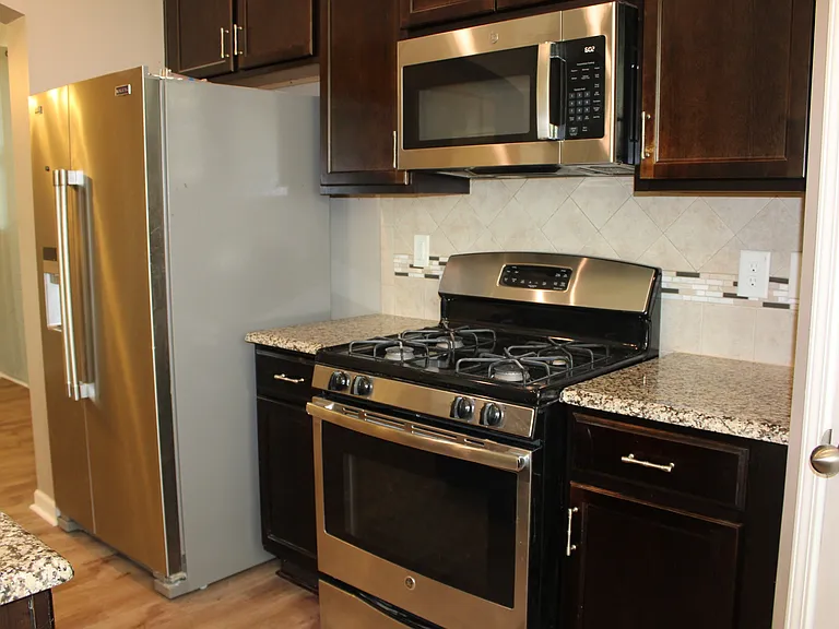 138 Lyonshall St — Photo 3