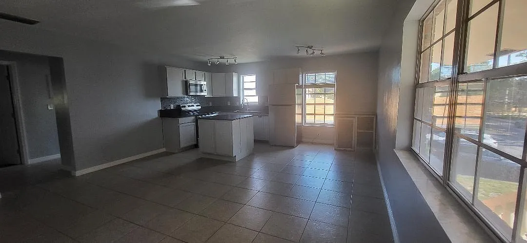 2 bed, 1.0 bath, 4963 sqft, $2,100 — Photo 4