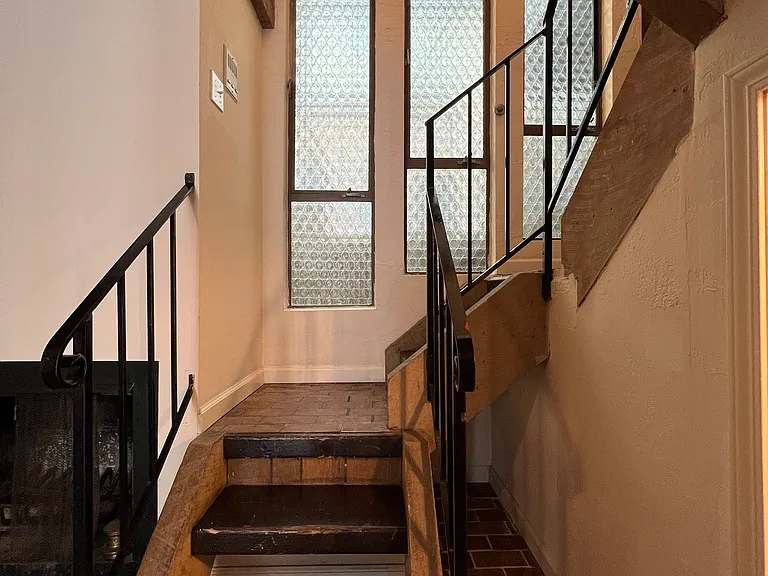 2541-2569 Le Conte Ave — Photo 30