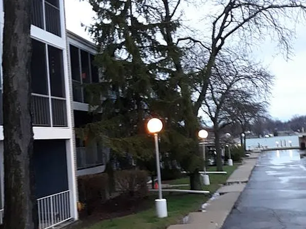 2419 Riverside Dr APT 307, Trenton, MI 48183