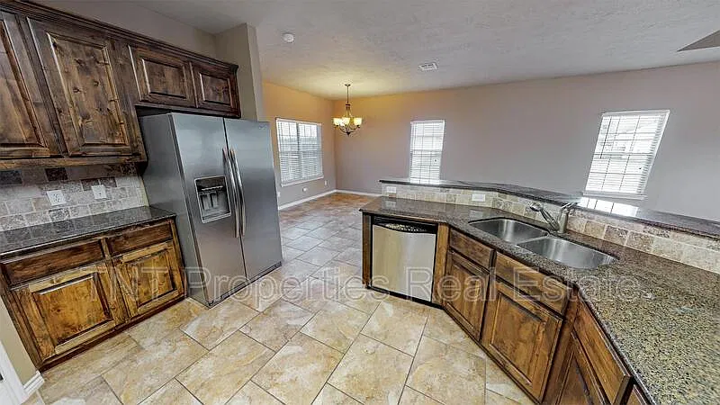 3 bed, 2.0 bath, 1669 sqft, $1,895 — Photo 4