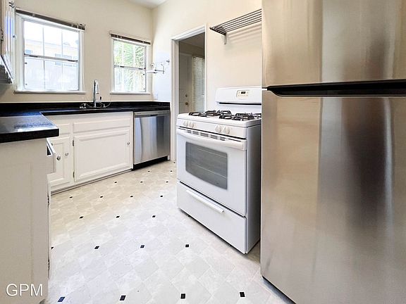 5th image of 7202 Hawthorn Ave