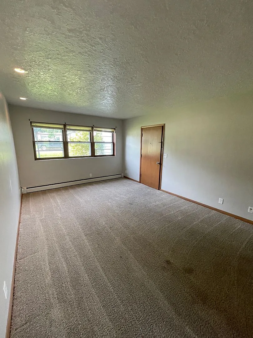 1344 Meadow Ln — Photo 2