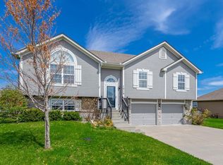 1918 Parkview Dr, Raymore, MO 64083