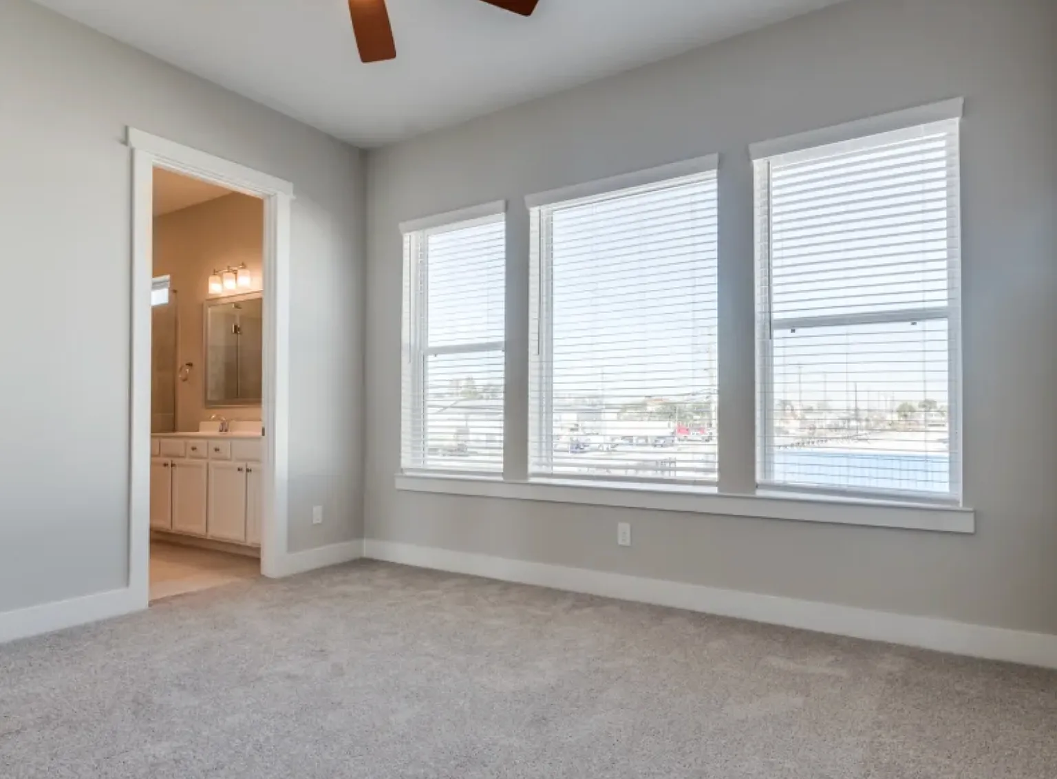 3 bed, 2.5 bath, 1589 sqft, $2,712 — Photo 2