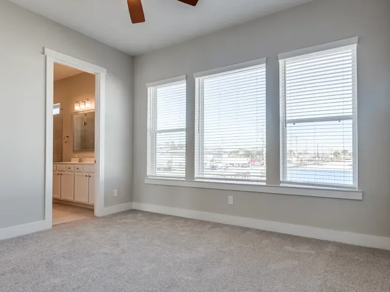 616 Hawthorn Grove Ln — Photo 2