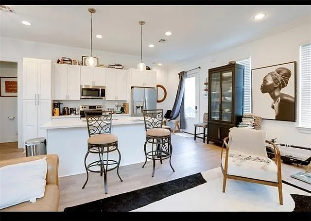 2 bed, 2.5 bath, 1050 sqft, $1,650 — Photo 3