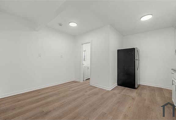5th image of 119 E 43rd St #101