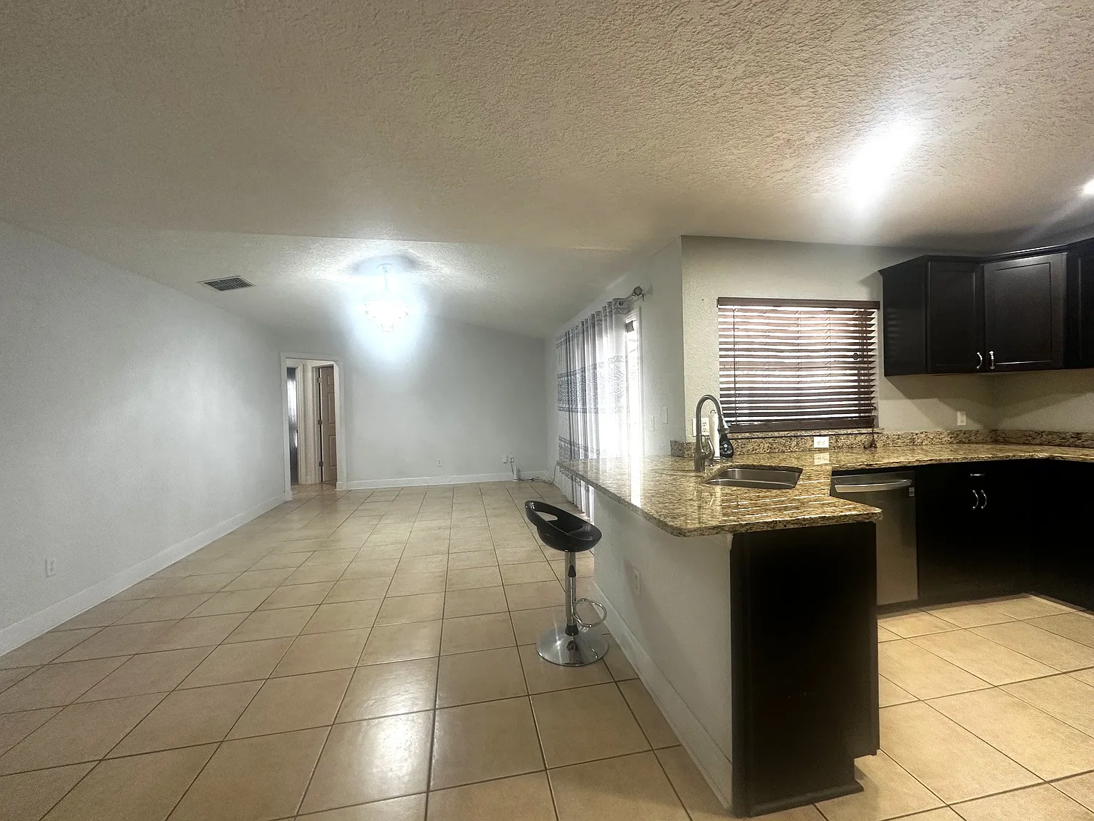 4 bed, 1812 sqft, $2,600 — Photo 4