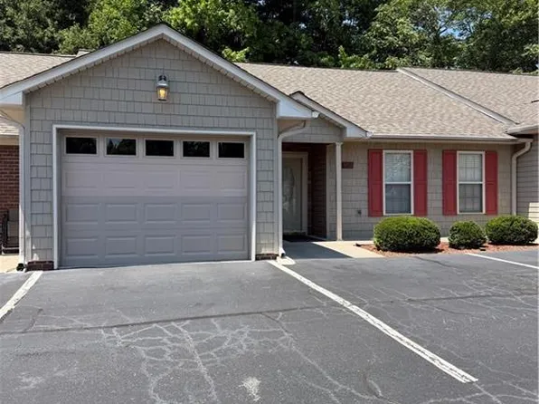 402 Pinefield Pl, Thomasville, NC 27360