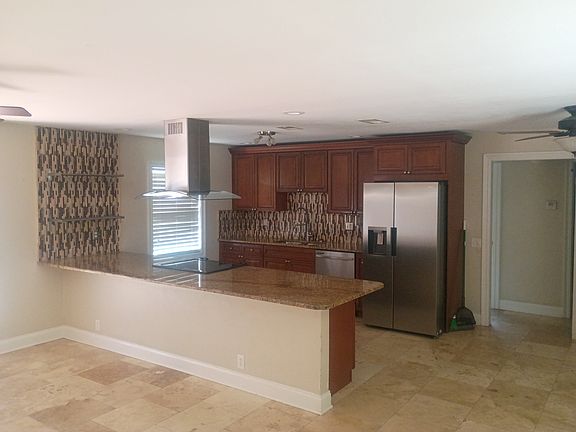 3rd image of 920 S Heron Cir