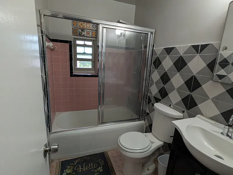 401 Fairfax Dr — Photo 4