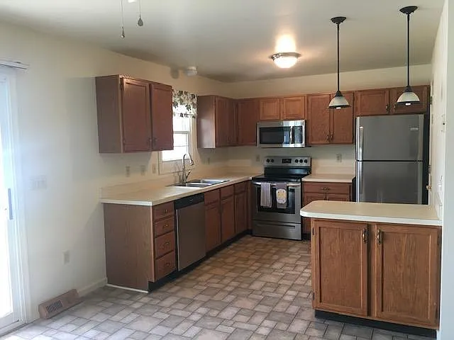 3 bed, 1.5 bath, 1276 sqft, $1,675 — Photo 2