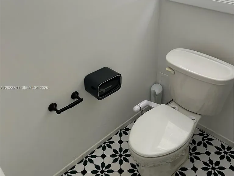 300 Sunset Dr #4 — Photo 6