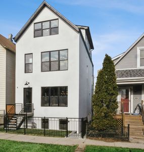 2336 W Barry Ave, Chicago, IL, 60618