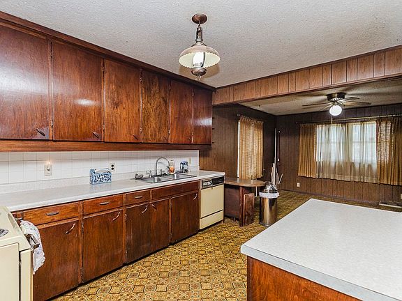 4th image of 2721 S Washington Ave