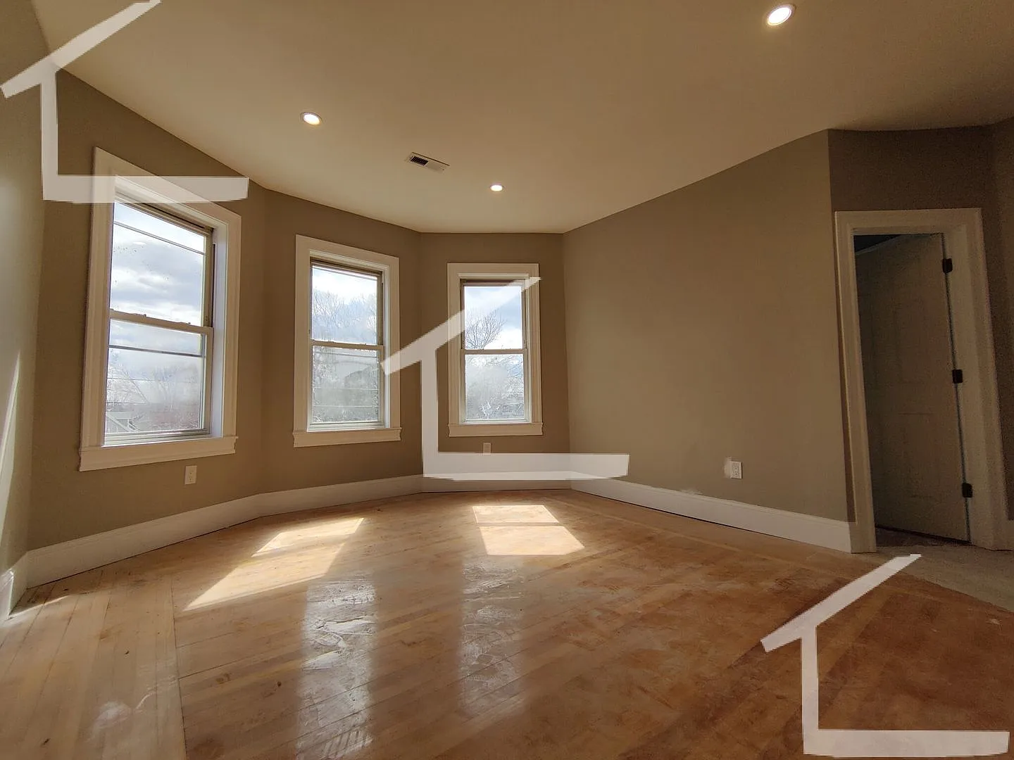 Huge 4 bed in Somerville — Photo 2