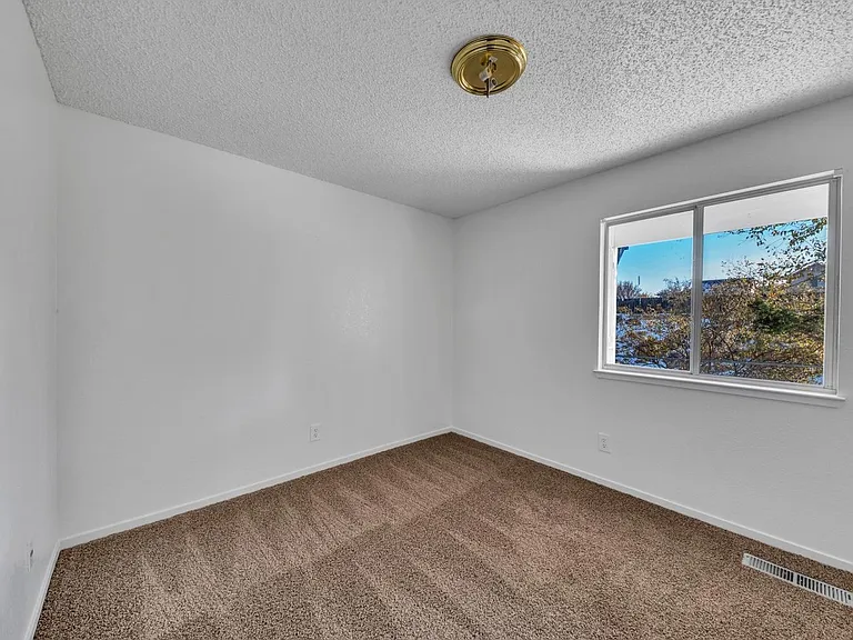 1620 Marinette Ct — Photo 14