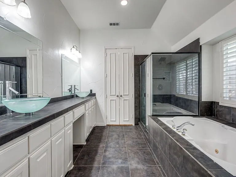 4684 Old Pond Dr — Photo 7