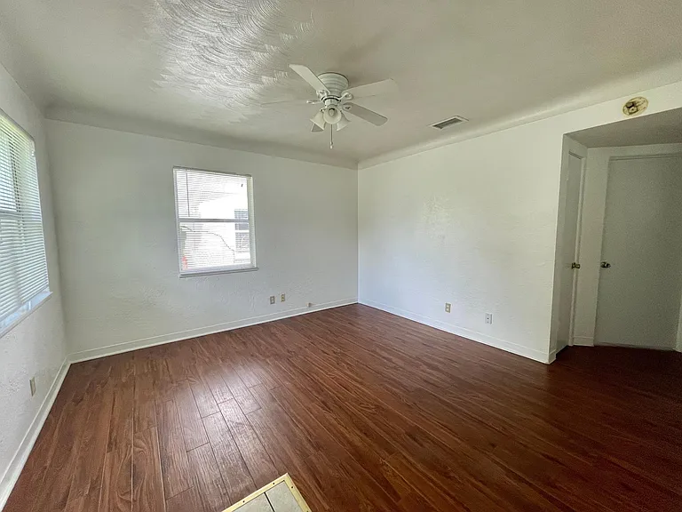 5939 Magnolia St N — Photo 5